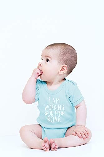 I Am Working on My Roar - Смешни Novelty Newborn Момиче или Момче Outfit - Сладко Бебе One-Piece Baby Bodysuit